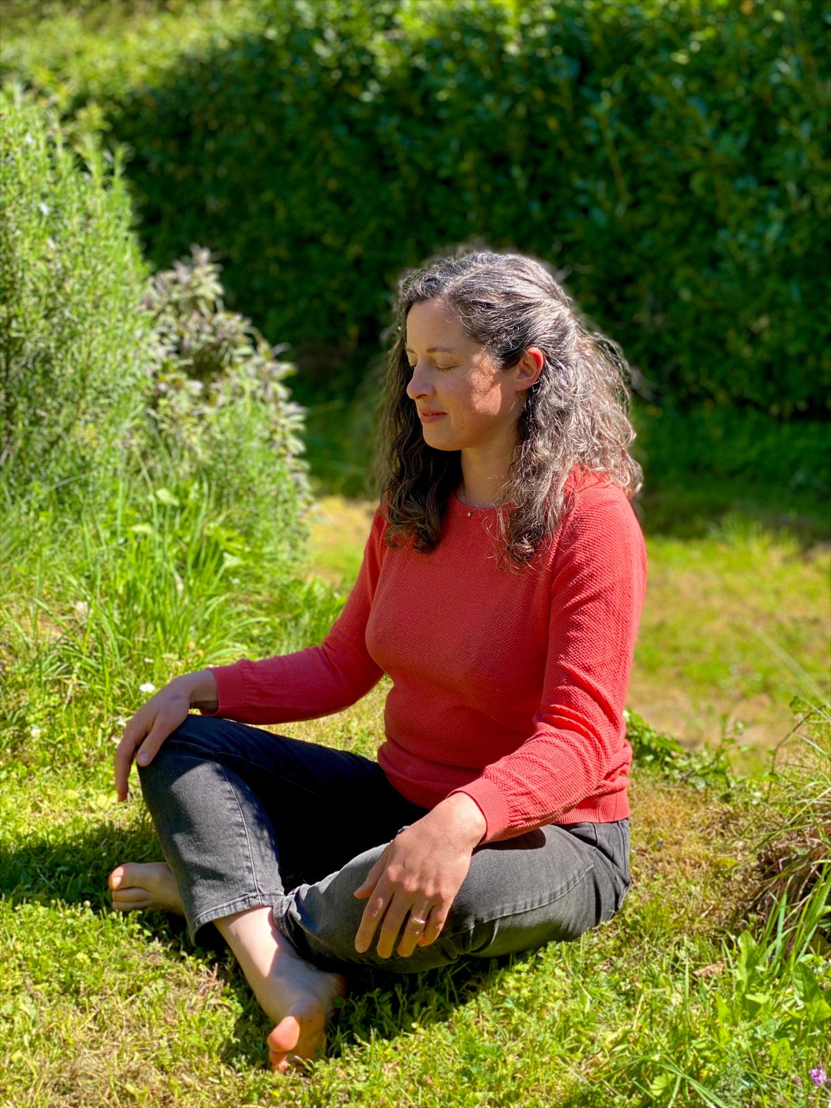Agnès assise dans son jardin